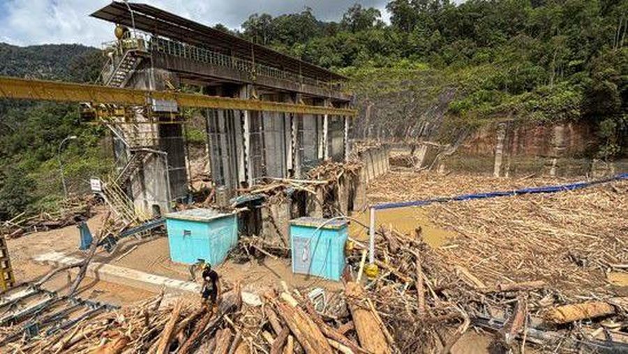 Tumpukan kayu gelondongan di Pembangkit Listrik Tenaga Air (PLTA) Sipansihaporas pascabencana banjir dan longsor yang menerjang wilayah Tapanuli Tengah. Keberadaan bendungan pembangkit ini mampu menahan laju debit air dan material kayu gelondongan dari hulu sungai, sehingga melindungi sedikitnya tiga desa di wilayah hilir dari ancaman kerusakan lebih besar. (Dok. PT PLN Persero)