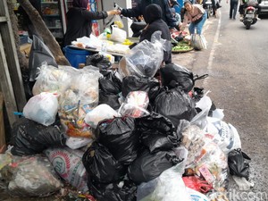Tumpukan Sampah di Pasar Tubagus Ismail Bikin Pedagang Resah