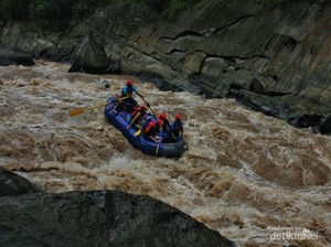 Bertaruh Nyali di Jeram Fitri Sungai Sadan Toraja