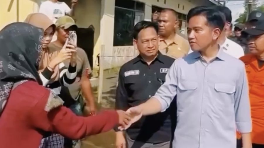 Wakil Presiden (Wapres) Gibran Rakabuming Raka meninjau wilayah terdampak banjir di Kabupaten Balangan hingga ke Kabupaten Banjar, Kalimantan Selatan. (Tangkapan Layar Instagram/gibran_rakabuming)
