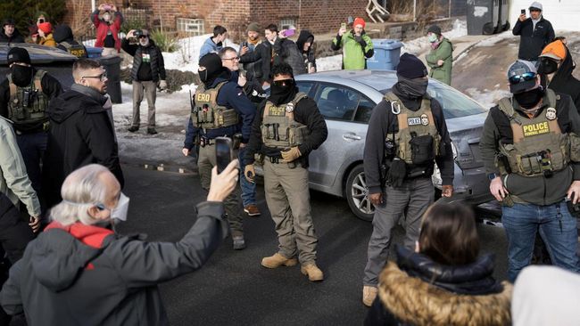 "Perang" Dalam Negeri AS Kian Panas, Ramai Warga Usir Anak Buah Trump