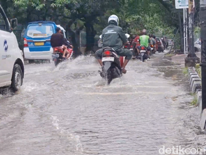 Video Banjir di Ruas Jalan Depan Jakarta Islamic Center