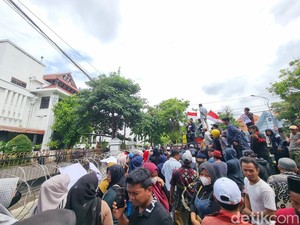 Massa Tolak Relokasi RPH Pegirian Kembali Geruduk Balai Kota Surabaya