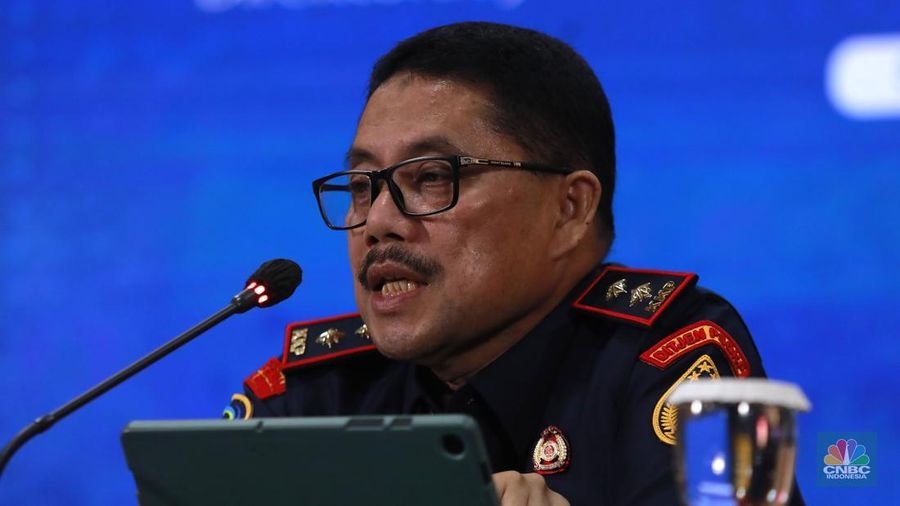 Direktur Pengawasan Sumber Daya Perikanan, Halid K, Jusuf dalam konferensi pers Penanganan Importasi Komoditas Perikanan Ilegal di Kementrian KKP, Jakarta, Selasa (13/1/2026). (CNBC Indonesia/Muhammad Sabki)