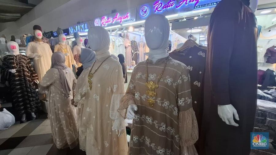 Gamis "Bini Orang" Diburu Emak-Emak di Pasar Tanah Abang, Jakarta, Selasa (13/1/2026). (CNBC Indonesia/Chandra Dwi Pranata)