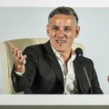John Herdman menyampaikan keterangan saat diperkenalkan ke publik sebagai pelatih Timnas Indonesia di Ballroom 1 Hotel Mulia, Jakarta, Selasa (13/1/2026). (BAY ISMOYO / AFP)