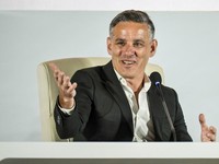John Herdman menyampaikan keterangan saat diperkenalkan ke publik sebagai pelatih Timnas Indonesia di Ballroom 1 Hotel Mulia, Jakarta, Selasa (13/1/2026). (BAY ISMOYO / AFP)