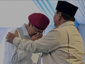 Sekolah Rakyat, Laskar Air Mata Para Pemuja Tuhan