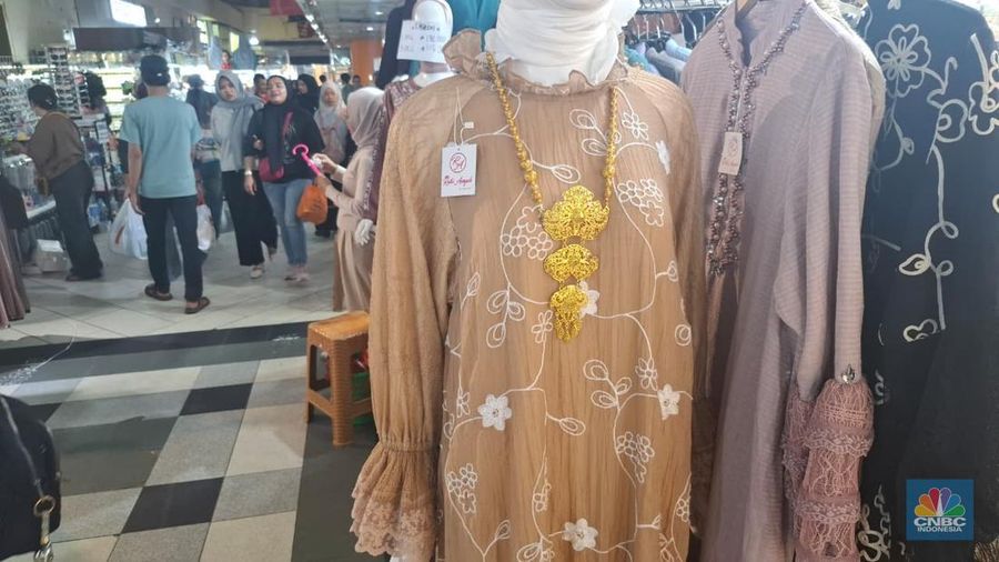 Model Gamis "Bini Orang" laris manis di Pasar Tanah Abang, Jakarta, Selasa (13/1/2026). (CNBC Indonesia/Chandra Dwi Pranata)