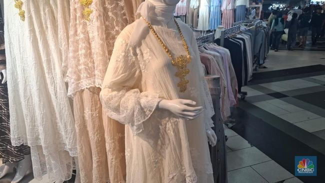 Gamis "Bini Orang" Laris, Pedagang Pasar Tanah Abang Kipas-Kipas Duit