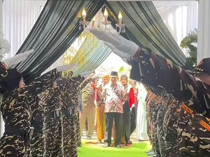 Viral Pernikahan Unik di Malang, Pengantin Dikawal Kirab Pasukan Banser