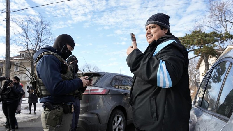 Agen Imigrasi dan Bea Cukai AS (ICE) berdiri di samping mobil warga sipil yang rusak akibat ditabrak oleh ICE, setelah seorang agen ICE menembak mati Renee Nicole Good, di Minneapolis, Minnesota, AS, 12 Januari 2026. (REUTERS/Tim Evans)