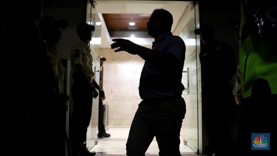 Petugas KPK membawa koper usai menggeledah kantor pusat di kantor pusat Direktorat Jenderal Pajak (DJP) Kementerian Keuangan di Jalan Gatot Subroto Jakarta Selatan, Selasa (13/1/2026). (CNBC Indonesia/Muhammad Sabki)