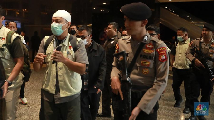 Petugas KPK membawa koper usai menggeledah kantor pusat di kantor pusat Direktorat Jenderal Pajak (DJP) Kementerian Keuangan di Jalan Gatot Subroto Jakarta Selatan, Selasa (13/1/2026). (CNBC Indonesia/Muhammad Sabki)