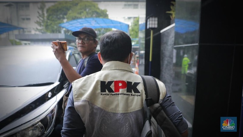 Petugas KPK membawa koper usai menggeledah kantor pusat di kantor pusat Direktorat Jenderal Pajak (DJP) Kementerian Keuangan di Jalan Gatot Subroto Jakarta Selatan, Selasa (13/1/2026). (CNBC Indonesia/Muhammad Sabki)