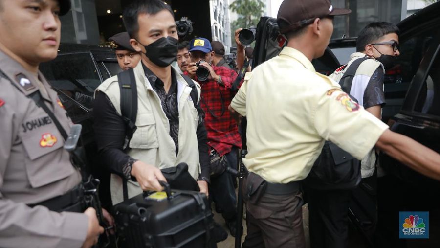 Petugas KPK membawa koper usai menggeledah kantor pusat di kantor pusat Direktorat Jenderal Pajak (DJP) Kementerian Keuangan di Jalan Gatot Subroto Jakarta Selatan, Selasa (13/1/2026). (CNBC Indonesia/Muhammad Sabki)