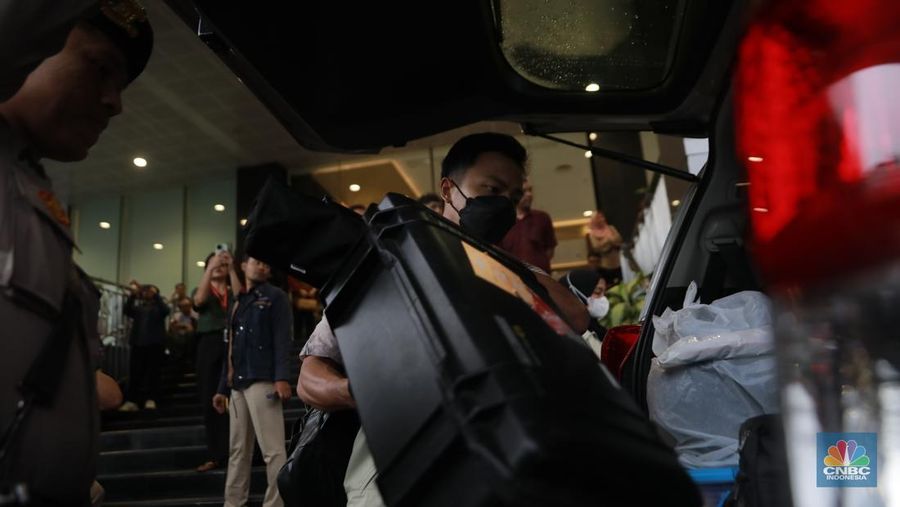 Petugas KPK membawa koper usai menggeledah kantor pusat di kantor pusat Direktorat Jenderal Pajak (DJP) Kementerian Keuangan di Jalan Gatot Subroto Jakarta Selatan, Selasa (13/1/2026). (CNBC Indonesia/Muhammad Sabki)