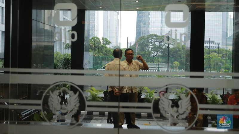 Petugas KPK membawa koper usai menggeledah kantor pusat di kantor pusat Direktorat Jenderal Pajak (DJP) Kementerian Keuangan di Jalan Gatot Subroto Jakarta Selatan, Selasa (13/1/2026). (CNBC Indonesia/Muhammad Sabki)