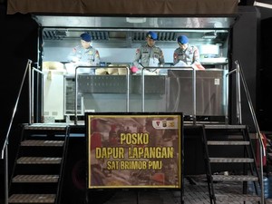 Brimob Polda Metro Bikin Dapur Lapangan Bantu Warga Terdampak Banjir di Jakut