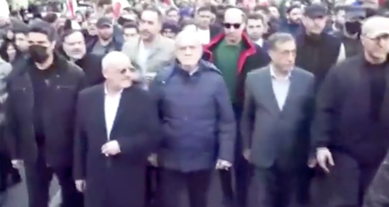 Warga Iran menghadiri unjuk rasa pro-pemerintah di Taheran, Iran, Senin (12/1/2026). (Stringer/WANA via REUTERS)