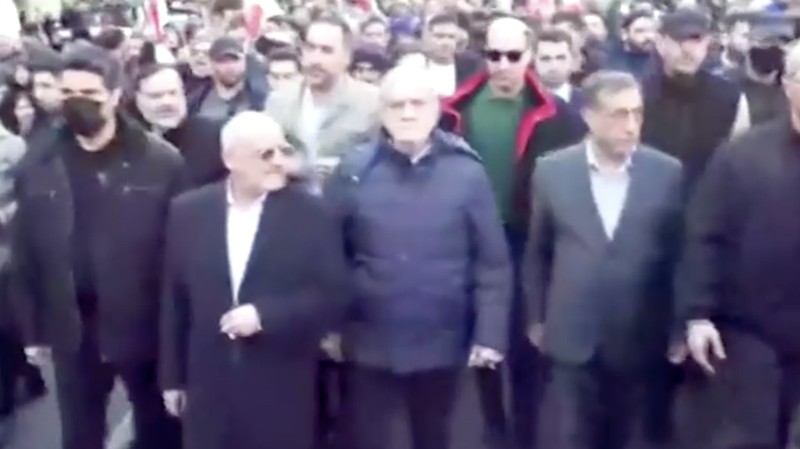 Warga Iran menghadiri unjuk rasa pro-pemerintah di Taheran, Iran, Senin (12/1/2026). (Stringer/WANA via REUTERS)