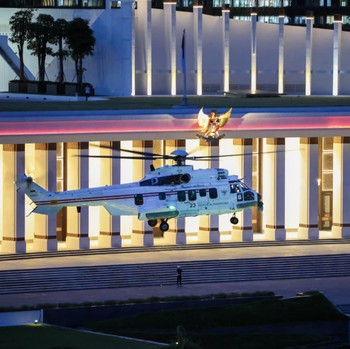 Detik-Detik Helikopter Prabowo Mendarat di Istana Negara IKN