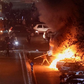 Potret Chaos Iran Makin Parah, Tembakan Bergemuruh-Ratusan Tewas