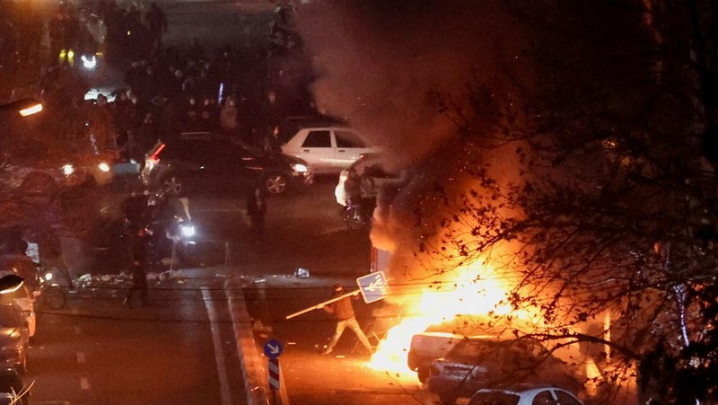 Protes atas anjloknya nilai mata uang di Teheran, Iran, Kamis (8/1/2026). (Stringer/WANA via REUTERS)