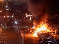 Potret Chaos Iran Makin Parah, Tembakan Bergemuruh-Ratusan Tewas