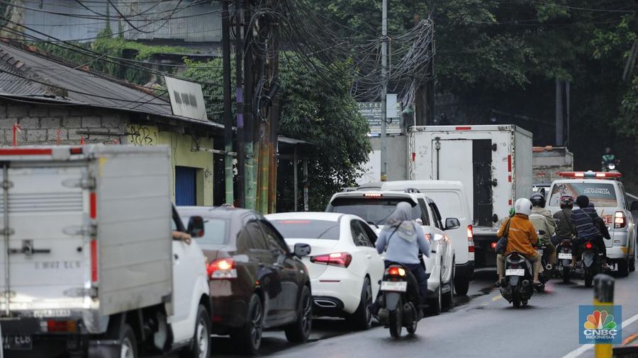 Sejumlah kendaraan melewati Jalan Raya Sawangan, Depok, Jawa Barat, Selasa(13/1/2026). (CNBC Indonesia/Tri Susilo)