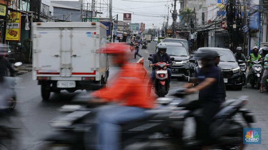 Sejumlah kendaraan melewati Jalan Raya Sawangan, Depok, Jawa Barat, Selasa(13/1/2026). (CNBC Indonesia/Tri Susilo)
