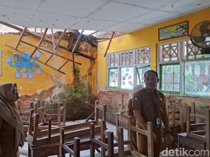 Sekolah Ambruk, Siswa SD di Bangkalan Terpaksa Belajar Berdesakan