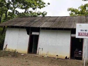 Miris! Sekolah di Bojonegoro Ini Masih Berlantai Tanah-Berdinding Kalsiboard