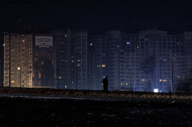 Seseorang berdiri di luar pusat Point of Invincibility, tempat perlindungan yang dikelola pemerintah yang menawarkan layanan dasar dan penghangat selama pemadaman listrik, di mana warga menghangatkan diri dan mengisi daya perangkat mereka, selama pemadaman listrik setelah infrastruktur sipil penting dihantam oleh serangan rudal dan drone Rusia baru-baru ini, di tengah serangan Rusia terhadap Ukraina, di Kyiv, Ukraina, 12 Januari 2026. (REUTERS/Alina Smutko)