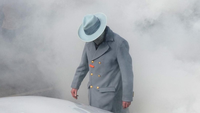 Agen Imigrasi dan Bea Cukai AS (ICE) berdiri di samping mobil warga sipil yang rusak akibat ditabrak oleh ICE, setelah seorang agen ICE menembak mati Renee Nicole Good, di Minneapolis, Minnesota, AS, 12 Januari 2026. (REUTERS/Tim Evans)