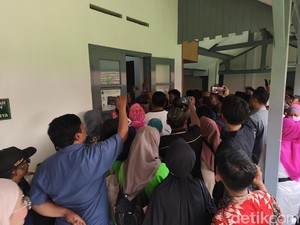 Pengunjung Sidang Ijazah Jokowi di PN Solo Membeludak hingga Luar Ruangan