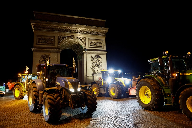 Traktor berbaris di depan Arc de Triomphe saat petani Prancis memprotes penanganan pemerintah terhadap perjanjian perdagangan bebas Uni Eropa-Mercosur di Paris, Prancis Selasa (13/1/2026).REUTERS/Benoit Tessier