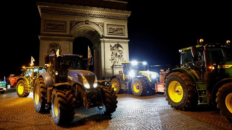 Traktor berbaris di depan Arc de Triomphe saat petani Prancis memprotes penanganan pemerintah terhadap perjanjian perdagangan bebas Uni Eropa-Mercosur di Paris, Prancis Selasa (13/1/2026).REUTERS/Benoit Tessier