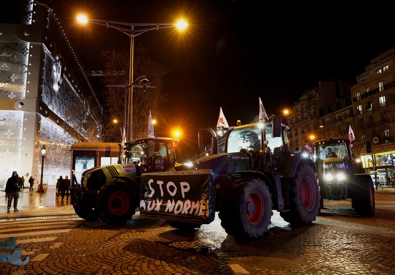 Traktor berbaris di depan Arc de Triomphe saat petani Prancis memprotes penanganan pemerintah terhadap perjanjian perdagangan bebas Uni Eropa-Mercosur di Paris, Prancis Selasa (13/1/2026).REUTERS/Benoit Tessier