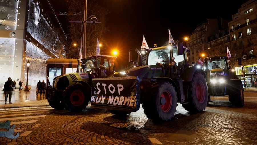 Traktor berbaris di depan Arc de Triomphe saat petani Prancis memprotes penanganan pemerintah terhadap perjanjian perdagangan bebas Uni Eropa-Mercosur di Paris, Prancis Selasa (13/1/2026).REUTERS/Benoit Tessier