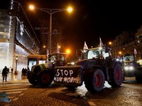 Penampakan Traktor Petani Kepung Ibu Kota Malam-Malam, Ada Apa?