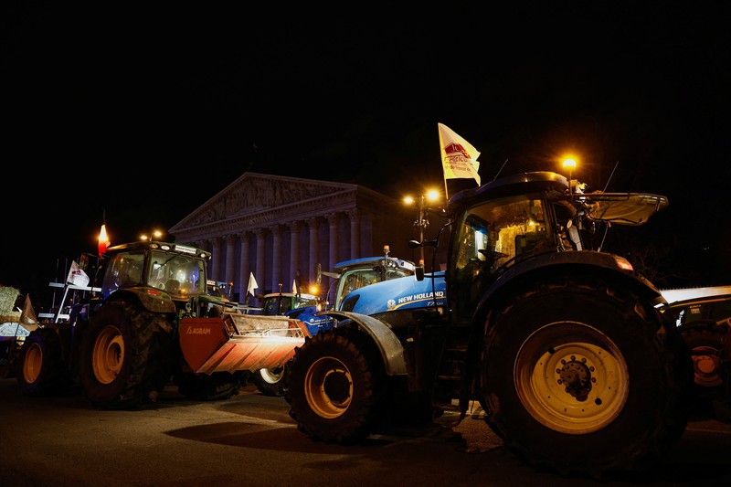 Traktor berbaris di depan Arc de Triomphe saat petani Prancis memprotes penanganan pemerintah terhadap perjanjian perdagangan bebas Uni Eropa-Mercosur di Paris, Prancis Selasa (13/1/2026).REUTERS/Benoit Tessier