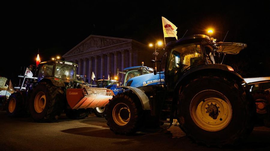 Traktor berbaris di depan Arc de Triomphe saat petani Prancis memprotes penanganan pemerintah terhadap perjanjian perdagangan bebas Uni Eropa-Mercosur di Paris, Prancis Selasa (13/1/2026).REUTERS/Benoit Tessier