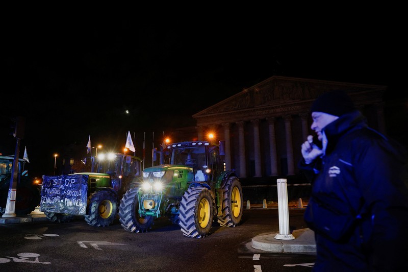 Traktor berbaris di depan Arc de Triomphe saat petani Prancis memprotes penanganan pemerintah terhadap perjanjian perdagangan bebas Uni Eropa-Mercosur di Paris, Prancis Selasa (13/1/2026).REUTERS/Benoit Tessier