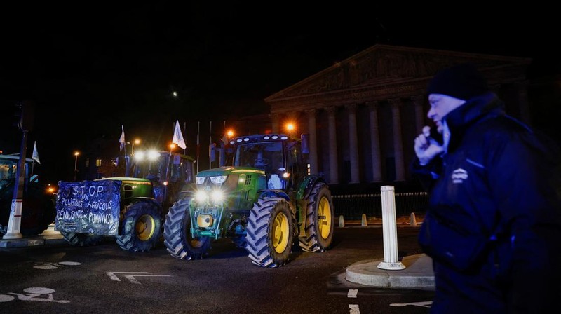 Traktor berbaris di depan Arc de Triomphe saat petani Prancis memprotes penanganan pemerintah terhadap perjanjian perdagangan bebas Uni Eropa-Mercosur di Paris, Prancis Selasa (13/1/2026).REUTERS/Benoit Tessier