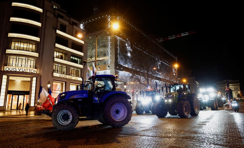 Traktor berbaris di depan Arc de Triomphe saat petani Prancis memprotes penanganan pemerintah terhadap perjanjian perdagangan bebas Uni Eropa-Mercosur di Paris, Prancis Selasa (13/1/2026).REUTERS/Benoit Tessier