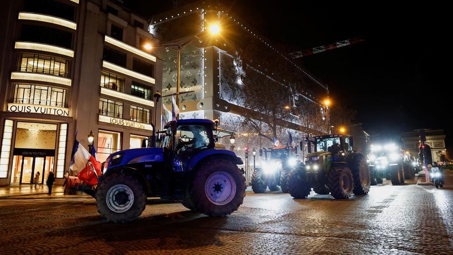 Traktor berbaris di depan Arc de Triomphe saat petani Prancis memprotes penanganan pemerintah terhadap perjanjian perdagangan bebas Uni Eropa-Mercosur di Paris, Prancis Selasa (13/1/2026).REUTERS/Benoit Tessier