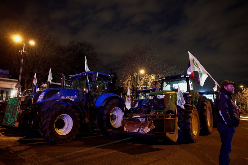 Traktor berbaris di depan Arc de Triomphe saat petani Prancis memprotes penanganan pemerintah terhadap perjanjian perdagangan bebas Uni Eropa-Mercosur di Paris, Prancis Selasa (13/1/2026).REUTERS/Benoit Tessier