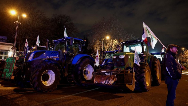 Traktor berbaris di depan Arc de Triomphe saat petani Prancis memprotes penanganan pemerintah terhadap perjanjian perdagangan bebas Uni Eropa-Mercosur di Paris, Prancis Selasa (13/1/2026).REUTERS/Benoit Tessier