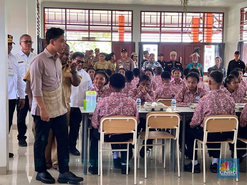 Wakil Presiden Gibran Rakabuming meninjau Sekolah Rakyat Menengah Atas 41 Biak, Papua. (CNBC Indonesia/Halimatus Sa&rsquo;diyah)